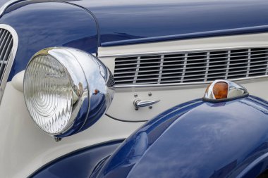 Diano Marina, Imperia, İtalya - 21 Mayıs 2023: Eski model araba baskını sırasında yolda giden BMW 327 model bir arabanın ayrıntılarını kapat