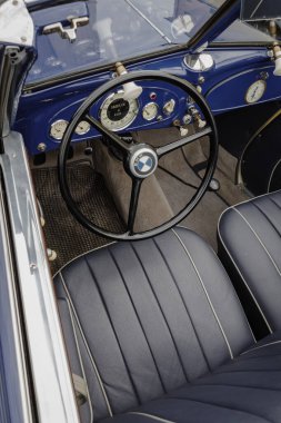 Diano Marina, Imperia, İtalya - 21 Mayıs 2023: Eski model araba baskınları sırasında bir BMW 327 Vintage aracın iç kısmının ayrıntılarını kapatın