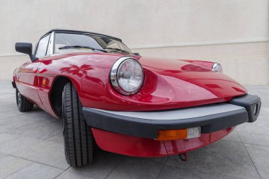 Imperia, İtalya - 10 Haziran 2023: Alfa Romeo Classic arabası Imperia 'da klasik araba baskını sırasında bir sokağa park etti