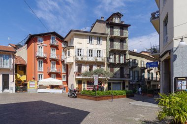 Stresa, İtalya - 23 Mart 2023: Stresa 'nın kaldırımlı caddesi, İtalyan Lake District, Piedmont bölgesi