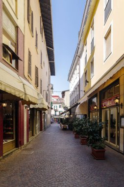 Stresa, İtalya - 23 Mart 2023: Stresa 'nın kaldırımlı caddesi, İtalyan Lake District, Piedmont bölgesi