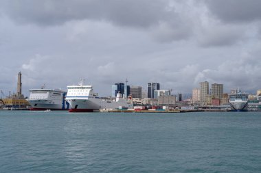 Cenova, İtalya - 28 Eylül 2022: Akdeniz 'in en önemli limanlarından biri olan Ceneviz Limanı