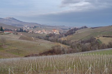 Langhe 'deki tepeler ve kırsal bölge, Piedmont bölgesi, Kuzey İtalya 