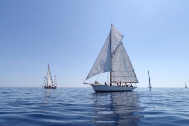 Imperia, İtalya - 10 Eylül 2023: Imperia Körfezi 'ndeki yat yarışı sırasında eski usul yelken aç. 1986 yılında kurulan Imperia Vintage Yacht Challenge Stage, Akdeniz 'de yelken açmanın en önemli etkinliklerinden biridir.