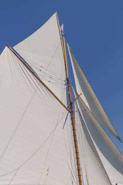 空に対する帆船の帆 — ストック写真