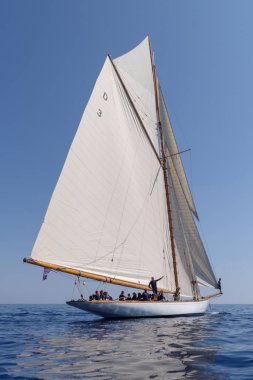 Imperia, İtalya - 10 Eylül 2023: Imperia Körfezi 'ndeki yat yarışı sırasında eski usul yelken aç. 1986 yılında kurulan Imperia Vintage Yacht Challenge Stage, Akdeniz 'de yelken açmanın en önemli etkinliklerinden biridir.