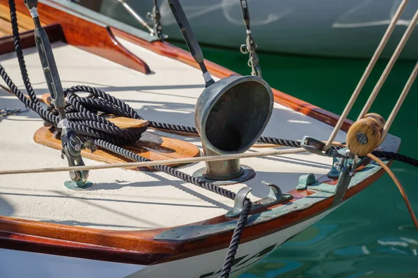 Detalhes Náuticos Convés Barco Com Cordas Ferramentas Marinhas — Fotografia de Stock