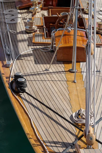Detalles Náuticos Cubierta Barco Con Cuerdas Herramientas Marinas —  Fotos de Stock