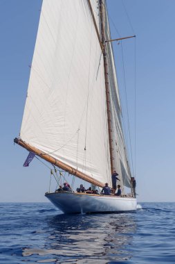 Imperia, İtalya - 10 Eylül 2023: Imperia Körfezi 'ndeki yat yarışı sırasında eski usul yelken açmak