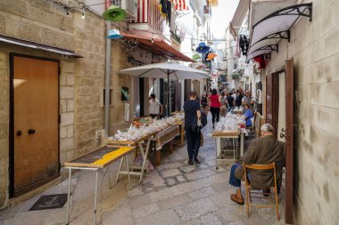 Bari, İtalya - 29 Ekim 2023: Bari eski kentinde sokak manzarası, Güney İtalya 'nın başkenti Apulia