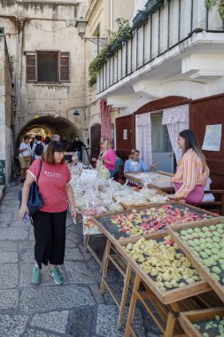 Bari, İtalya - 29 Ekim 2023: Bari eski kentinde sokak manzarası, Güney İtalya 'nın başkenti Apulia
