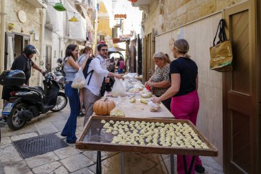 Bari, İtalya - 29 Ekim 2023: Bari eski kentinde sokak manzarası, Güney İtalya 'nın başkenti Apulia
