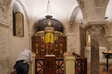 Bari, İtalya - 29 Ekim 2023: Bari 'nin Papalık Kilisesi Kilisesi ayininde Ortodoks inananlar
