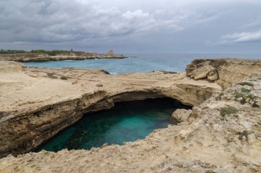 Şiir Mağarası (Grotta della Poesia) engebeli kireçtaşı kayalıklarla çevrili doğal havuz ve açık denize açılan bir tünel. Arkeolojik alanın içinde dünyanın en iyi bilinen doğal kaya oluşumlarından biri. Apulia, İtalya