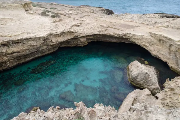 Şiir Mağarası (Grotta della Poesia) engebeli kireçtaşı kayalıklarla çevrili doğal havuz ve açık denize açılan bir tünel. Arkeolojik alanın içinde dünyanın en iyi bilinen doğal kaya oluşumlarından biri. Apulia, İtalya