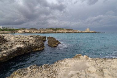 Şiir Mağarası (Grotta della Poesia) engebeli kireçtaşı kayalıklarla çevrili doğal havuz ve açık denize açılan bir tünel. Arkeolojik alanın içinde dünyanın en iyi bilinen doğal kaya oluşumlarından biri. Apulia, İtalya