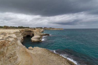 Torre Sant Andrea kireçtaşı deniz yığınları, Lecce ili, Melendugno, Salento, Apulia, İtalya