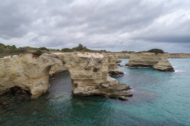 Torre Sant Andrea kireçtaşı deniz yığınları, Lecce ili, Melendugno, Salento, Apulia, İtalya