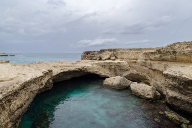 Şiir Mağarası (Grotta della Poesia) engebeli kireçtaşı kayalıklarla çevrili doğal havuz ve açık denize açılan bir tünel. Arkeolojik alanın içinde dünyanın en iyi bilinen doğal kaya oluşumlarından biri. Apulia, İtalya
