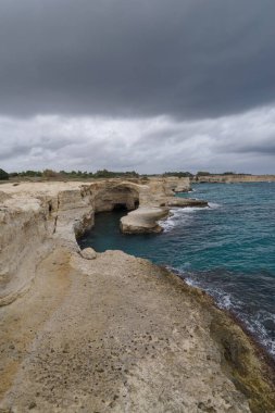 Torre Sant Andrea kireçtaşı deniz yığınları, Lecce ili, Melendugno, Salento, Apulia, İtalya