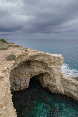 Torre Sant Andrea kireçtaşı deniz yığınları, Lecce ili, Melendugno, Salento, Apulia, İtalya