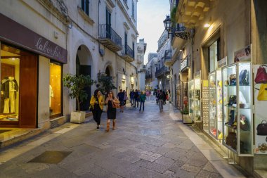 Lecce, İtalya - 30 Ekim 2023: Lecce, Apulia, İtalya 'nın şehir merkezinde gece manzaralı cadde