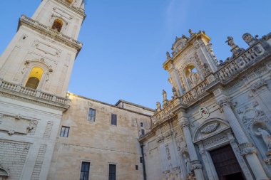 Ön cepheye Barok tarzı taş oyma süsleme. Lecce, Puglia, İtalya