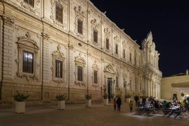 Lecce, İtalya - 30 Ekim 2023: Lecce, Apulia, İtalya 'nın şehir merkezinde gece manzaralı cadde