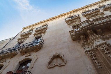Ön cepheye Barok tarzı taş oyma süsleme. Lecce, Puglia, İtalya