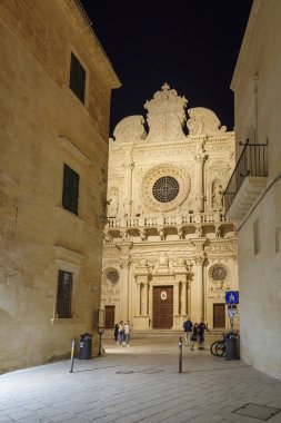 Lecce, İtalya - 30 Ekim 2023: Lecce, Apulia, İtalya 'nın şehir merkezinde gece manzaralı cadde