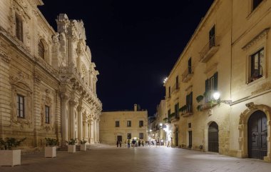 Lecce, İtalya - 30 Ekim 2023: Lecce, Apulia, İtalya 'nın şehir merkezinde gece manzaralı cadde