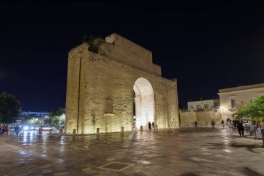 İtalya, Apulia, Lecce, Porta Napoli Gece Işığı