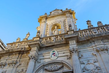 Ön cepheye Barok tarzı taş oyma süsleme. Lecce, Puglia, İtalya