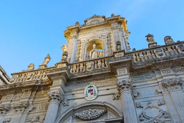 Ön cepheye Barok tarzı taş oyma süsleme. Lecce, Puglia, İtalya