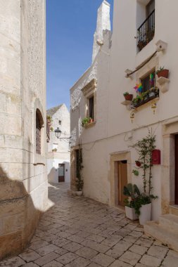 Eski Locorotondo, Itria Vadisi, Apuglia Bölgesi 'ndeki Whitewashed Caddesi.