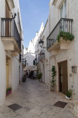 Locorotondo, İtalya - 1 Kasım 2023: Eski Locorotondo, Itria Vadisi, Apuglia Bölgesi 'nde beyazlatılmış cadde manzarası