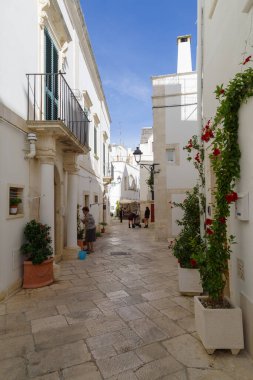 Locorotondo, İtalya - 1 Kasım 2023: Eski Locorotondo, Itria Vadisi, Apuglia Bölgesi 'nde beyazlatılmış cadde manzarası