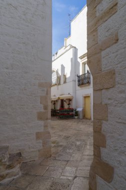 Itria Vadisi, Apuglia Bölgesi, İtalya 'nın eski Locorotondo kasabasındaki Whitewashed caddesi.