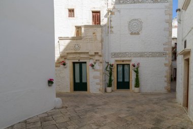 Itria Vadisi, Apuglia Bölgesi, İtalya 'nın eski Locorotondo kasabasındaki Whitewashed caddesi.