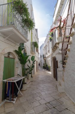 Itria Vadisi, Apulia Bölgesi, İtalya 'nın eski Locorotondo kasabasındaki Beyazyıkanmış cadde