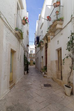 Itria Vadisi, Apuglia Bölgesi, İtalya 'nın eski Locorotondo kasabasındaki Beyazyıkanmış sokak manzarası