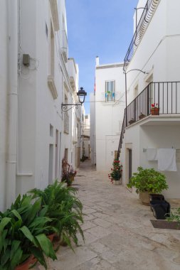 Itria Vadisi, Apuglia Bölgesi, İtalya 'nın eski Locorotondo kasabasındaki Beyazyıkanmış sokak manzarası