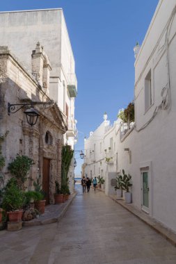 Monopoli, İtalya - 30 Ekim 2023: Monopoli eski kasabası, Apulia bölgesi sokak manzarası