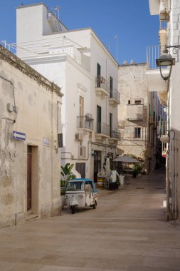 Monopoli, İtalya - 30 Ekim 2023: Monopoli eski kasabası, Apulia bölgesi sokak manzarası