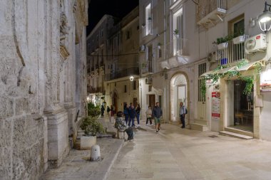 Monopoli, İtalya - 29 Ekim 2023: Monopoli 'nin eski kenti Apulia bölgesinde gece manzarası