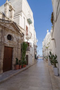 Monopoli, İtalya - 30 Ekim 2023: Monopoli eski kasabası, Apulia bölgesi sokak manzarası