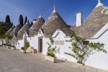 Alberobello, İtalya - 1 Kasım 2023: Trulli bina ve mağazalar, Via Monte San Michele, Rione Monti, Alberobello, Bari, Puglia bölgesi, İtalya