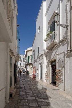 Ostuni, İtalya - 30 Ekim 2023: Eski Ostuni kasabası, La Citta Bianca, Beyaz Şehir, Itria Vadisi, Apulia bölgesi