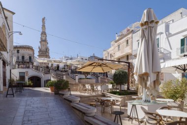 Ostuni, İtalya - 30 Ekim 2023: Eski Ostuni kasabası, La Citta Bianca, Beyaz Şehir, Itria Vadisi, Apulia bölgesi