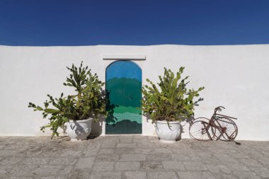 Güney İtalya 'daki Ostuni, Apulia' daki mavi kapılı ev.